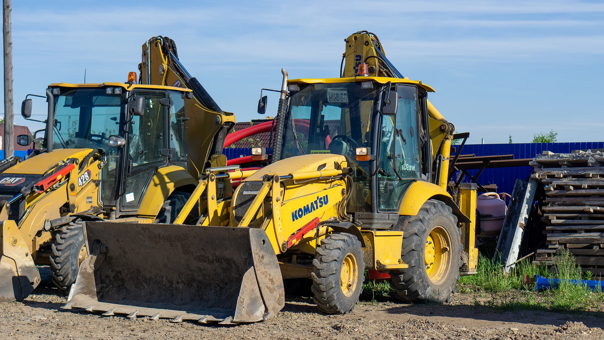 Экскаватор-погрузчик Komatsu WB93R — Аренда спецтехники Абакан